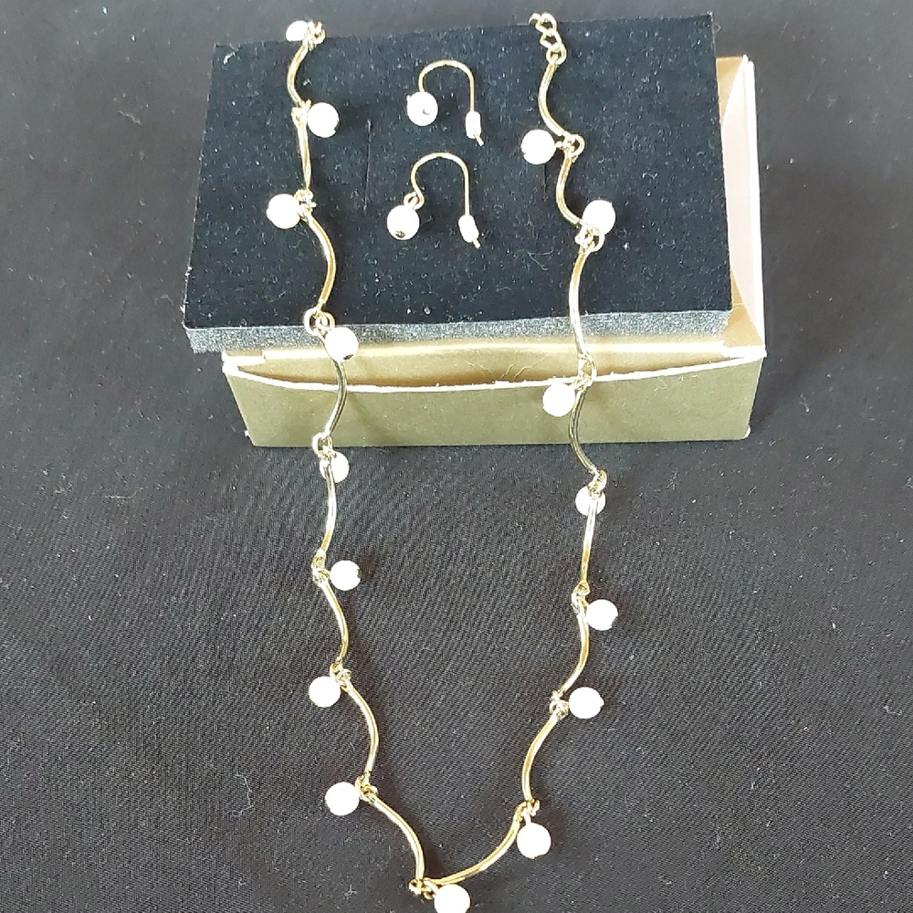 Vintage Avon Goldtone and White Pearl Jewelry Set